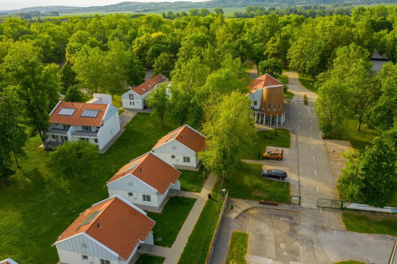Termál Kemping Apartmanok és Bungalók Harkány Esterno foto