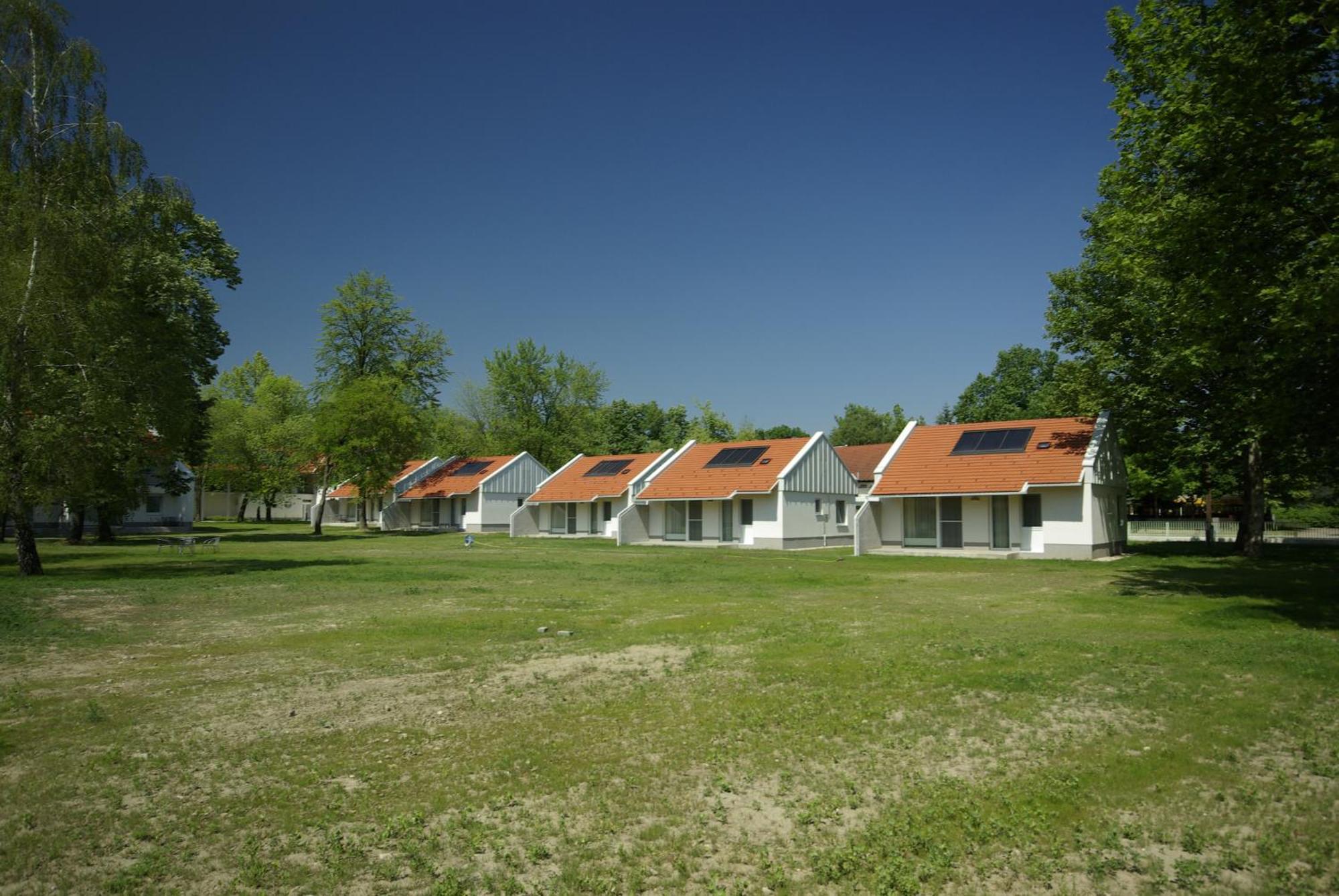 Termál Kemping Apartmanok és Bungalók Harkány Esterno foto